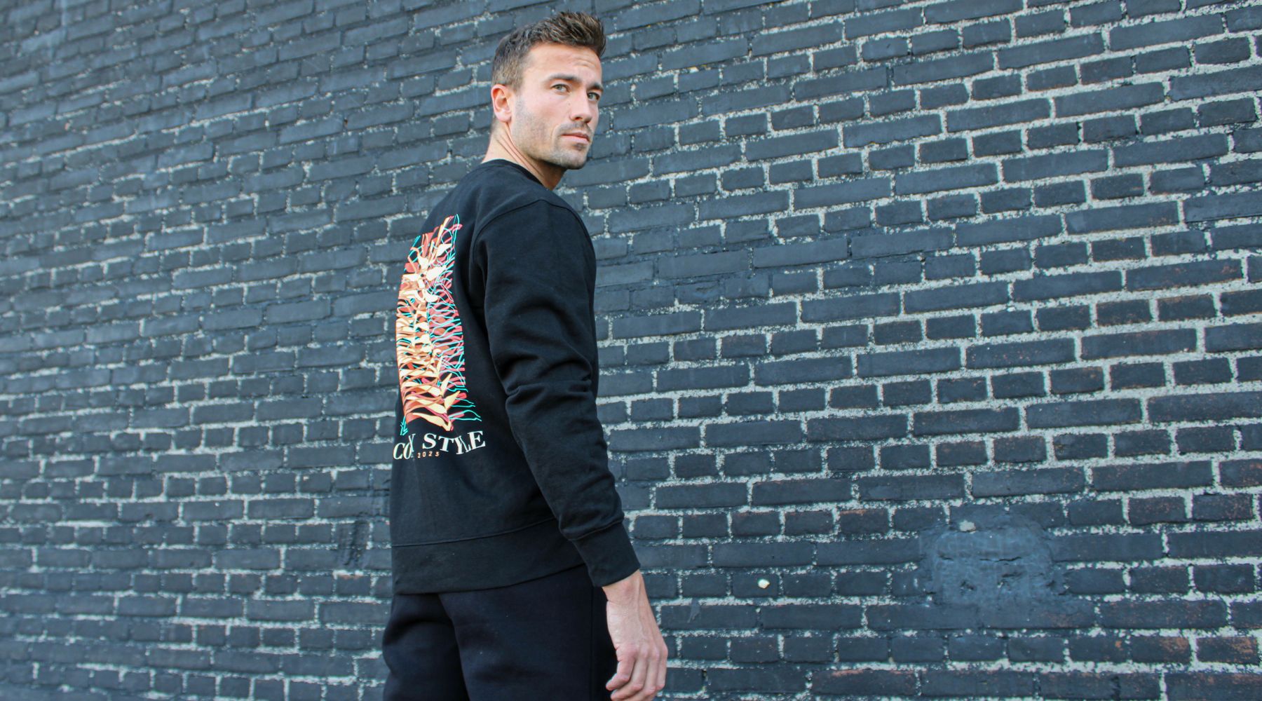 Ontdek de Jungle Backprint Sweater – stijlvol comfort met een stoer randje